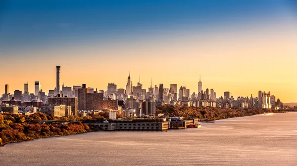 New York und Hudson River bei Sonnenuntergang — Stockfoto