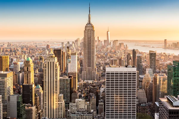 New York Skyline an einem sonnigen Nachmittag lizenzfreie Stockbilder