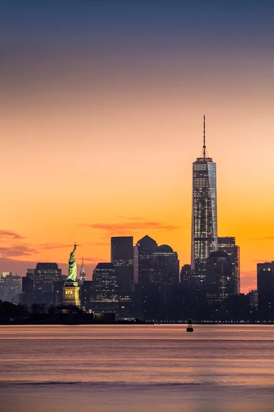 Lower Manhattan und die Freiheitsstatue bei Sonnenaufgang lizenzfreie Stockfotos
