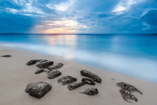 Klippor vid havet — Stockfoto