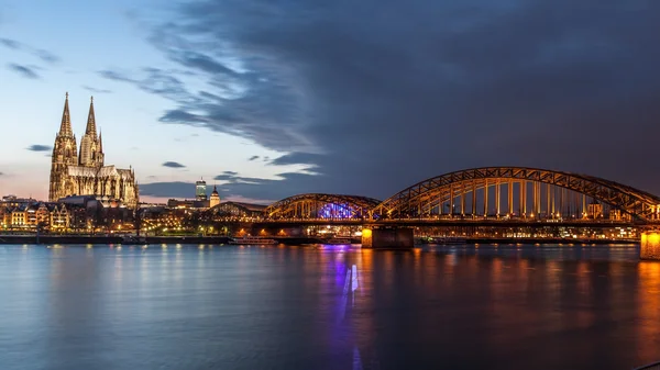 Most Hohenzollern i katedra wody kolońskiej — Zdjęcie stockowe