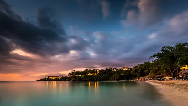 Pôr-do-sol das Caraíbas sobre uma enseada jamaicana — Fotografia de Stock