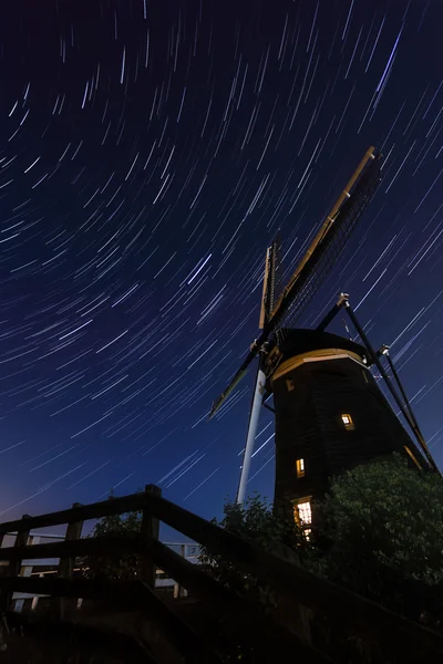 Startrails acima de um velho moinho de vento holandês — Fotografia de Stock