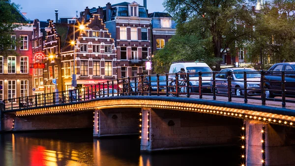 Halvemaans bridge illuminated at dusk — Stock Photo, Image