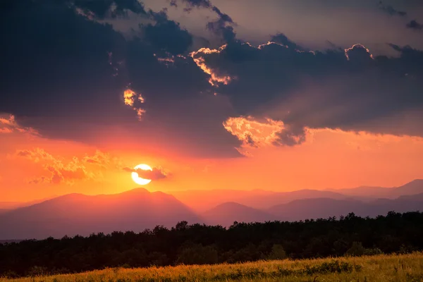 Solnedgång över Karpaterna bergen — Stockfoto