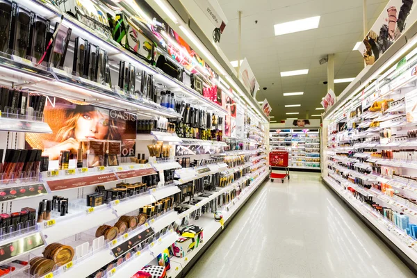 Étagères avec cosmétiques dans un magasin Target — Photo