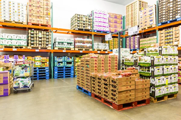 Verse producten koude kamer in een Costco winkel — Stockfoto