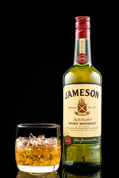 Copo e garrafa de Jameson Irish Whiskey — Fotografia de Stock