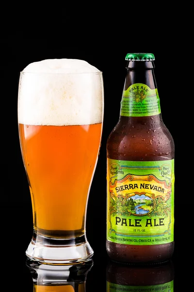 Sierra Nevada öl flaska och glas — Stockfoto