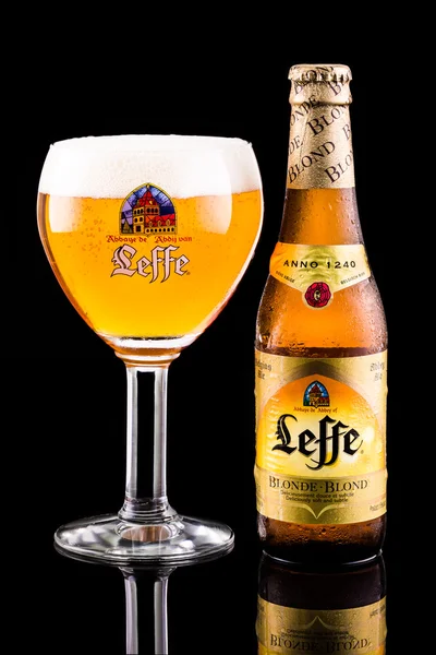 Μπουκάλι μπύρας Leffe και γυαλί — Φωτογραφία Αρχείου