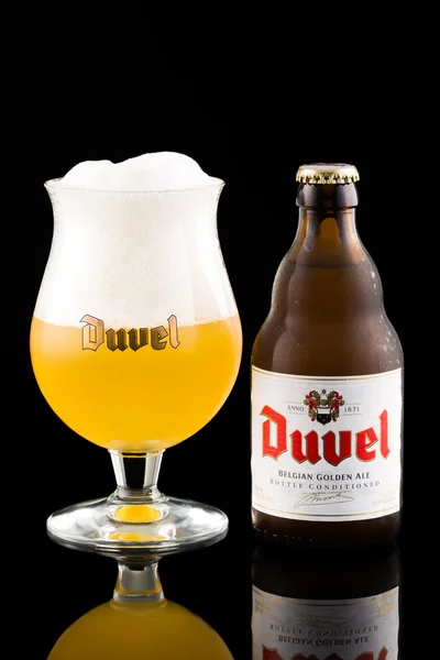 デュベル ビール瓶とガラス — ストック写真