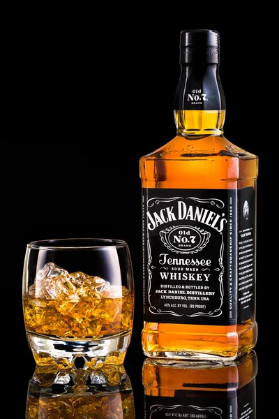 Jack Daniel's whiskey flaska och glas — Stockfoto