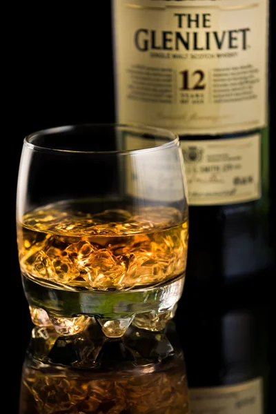 Um copo de uísque Glenlivet scotch . — Fotografia de Stock