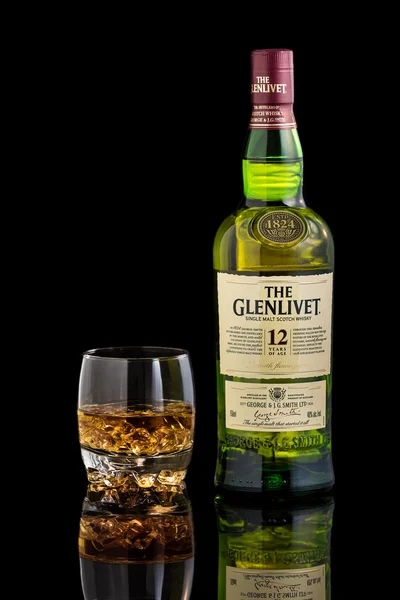 แก้วและขวดของ Glenlivet — ภาพถ่ายสต็อก