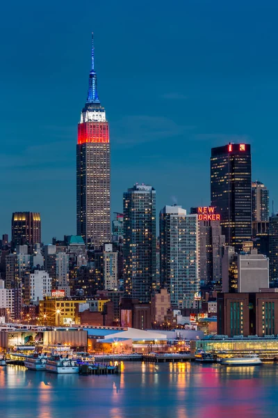 Empire State Building i skymningen — Stockfoto