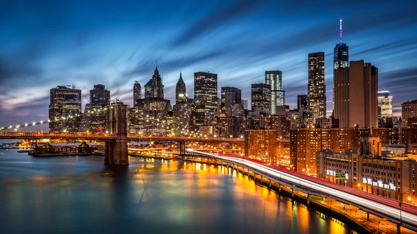 Ponte do Brooklyn e a parte baixa de Manhattan — Fotografia de Stock