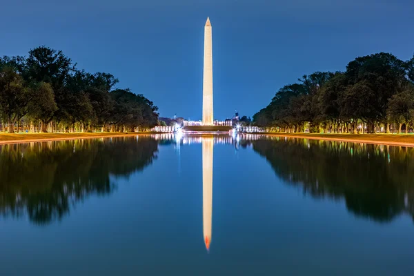 Washington monument, mirrored — Stockfoto