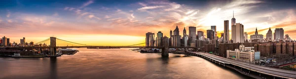 Brooklyn bridge panorama bij zonsondergang. — Stockfoto