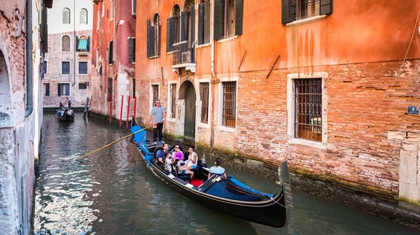 Góndola con turistas en Venecia, Italia — Foto de Stock