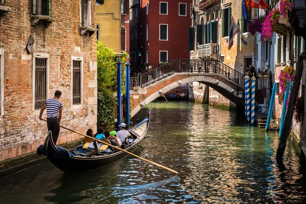 Gondola con turisti non identificabili — Foto Stock