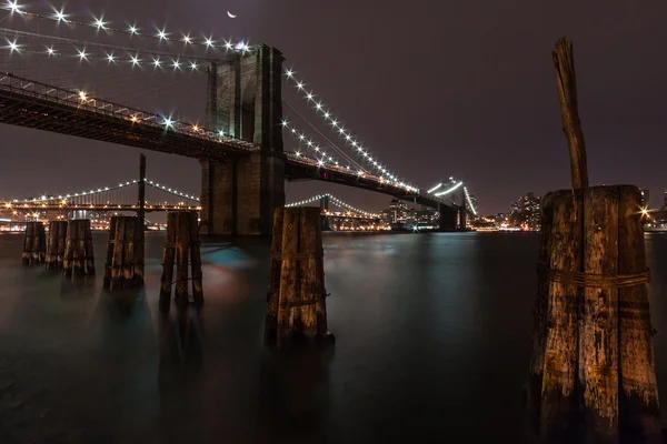 Brooklyn Köprüsü'nün ay ışığı altında — Stok fotoğraf