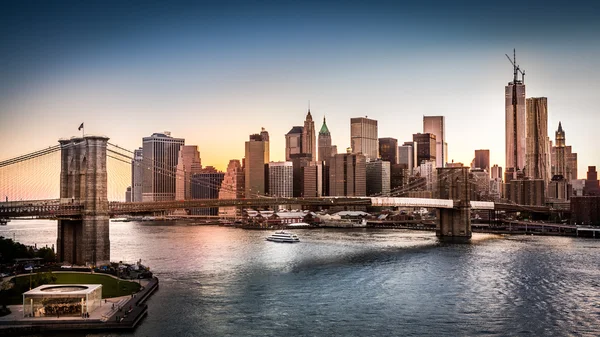 Brooklyn Bridge und der Untere Manhattan — Stockfoto