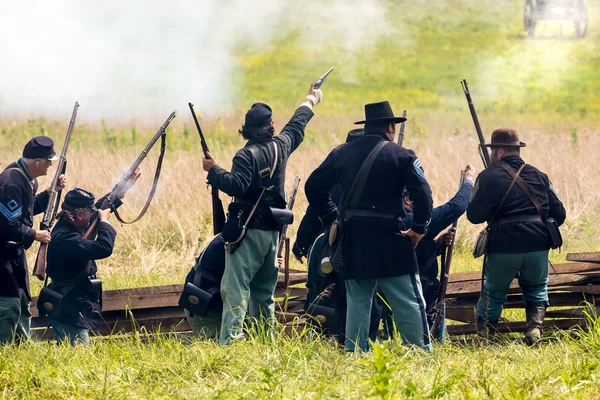 Soldiers battle during the reenactment of the Civil War — Stockfoto