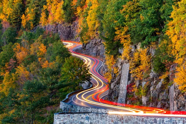 Trilhas de semáforo na estrada sinuosa Hawk 's Nest — Fotografia de Stock