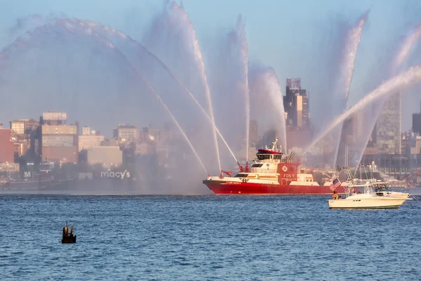 消防ボート パレード — ストック写真