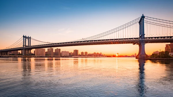 Манхэттенский мост на рассвете — стоковое фото