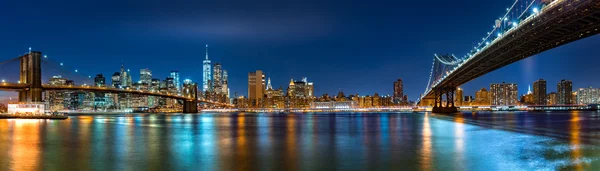 Nachtpanorama mit den "zwei Brücken" lizenzfreie Stockfotos