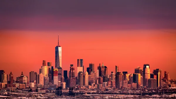 Bajo Manhattan bajo una puesta de sol naranja — Foto de Stock