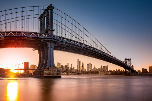 Manhattan Bridge enmarcando el horizonte de Nueva York — Foto de Stock