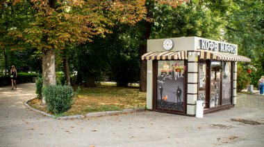 Parklar ve meydanlar, eğlence yerleri.