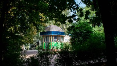 Parklar ve meydanlar, eğlence yerleri.