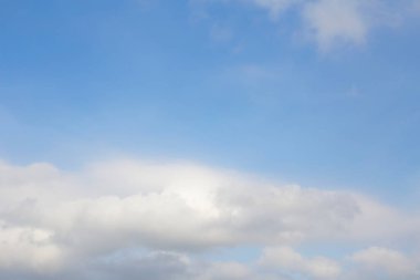 Beyaz bulutlu doğal mavi bir gökyüzü