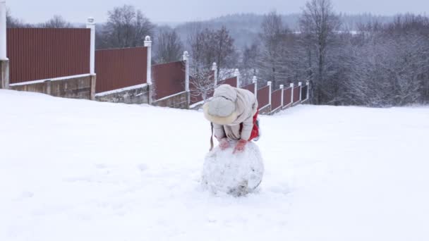 Divertido juego de niños en la nieve. Fin de semana de invierno fuera de la ciudad. — Vídeo de stock