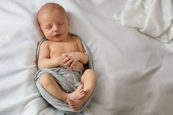 Hermoso bebé recién nacido es hermosas poses y duerme —  Fotos de Stock