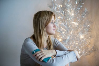 Üzgün kadın cep telefonundan telefon bekliyor. Karantina konsepti