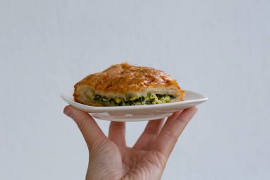 Ispanaklı Turta Sunumu. Ispanaklı ve yumurtalı modern kahvaltı turtası.