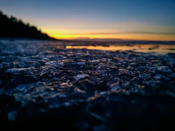 Hielo roto contra la puesta de sol amarilla cerca del Mar Báltico —  Fotos de Stock