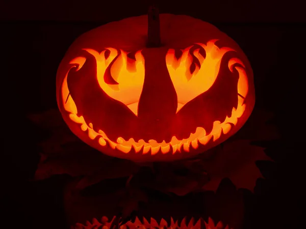 Lächelnder Kürbis mit Augen wie Feuerflammen zu Halloween — Stockfoto