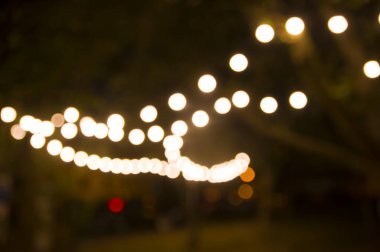 Akşam bahçesinde aydınlatma, elektrikle çözünmüş çelenk