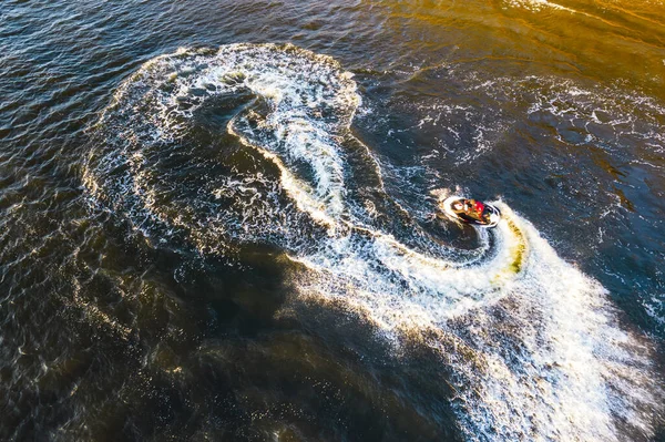 해 가질 때 사람 이물 스쿠터를 타고 있는 모습 — 스톡 사진