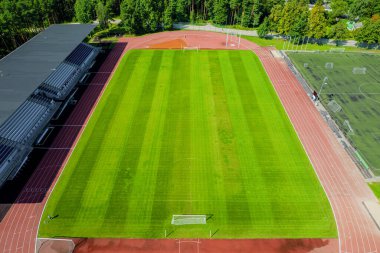 Yeşil futbol sahasının havadan görünüşü. Halk futbol stadyumu 