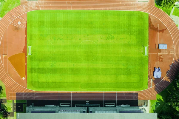 Luchtfoto van groen voetbalveld. Openbaar voetbalstadion — Stockfoto