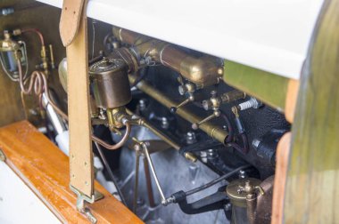  Zarif rafine edilmiş beyaz altın antika antika spor yenilemeli araba. 