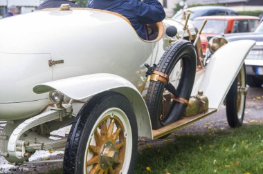 Zarif rafine edilmiş beyaz altın antika antika spor yenilemeli araba.