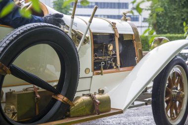 Zarif rafine edilmiş beyaz altın antika antika spor yenilemeli araba.