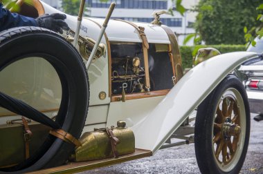 Zarif rafine edilmiş beyaz altın antika antika spor yenilemeli araba.